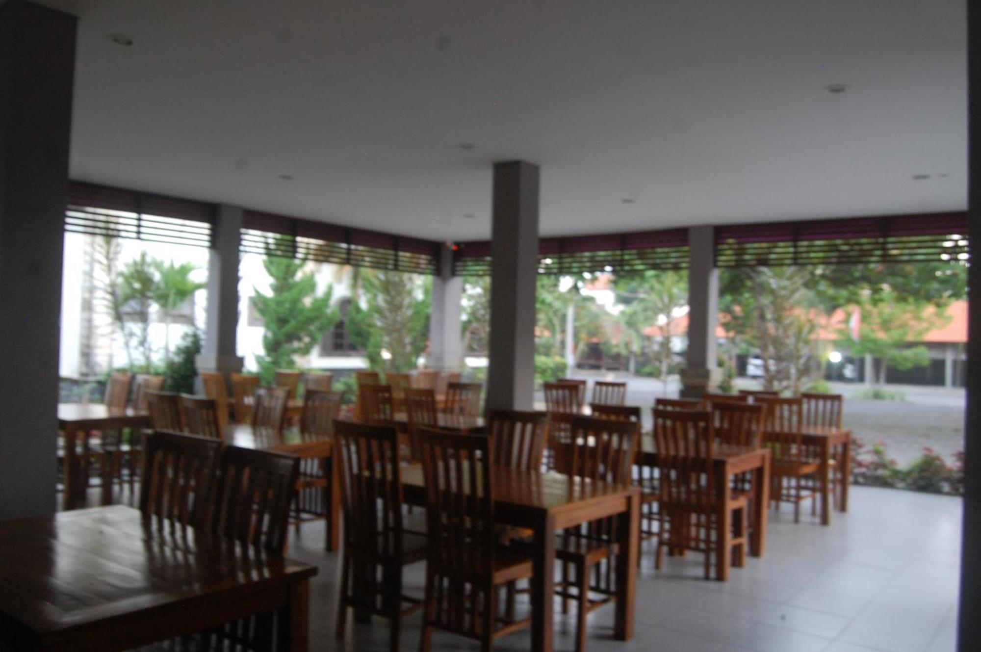Hotel Dhyana Pura Kapal ภายนอก รูปภาพ